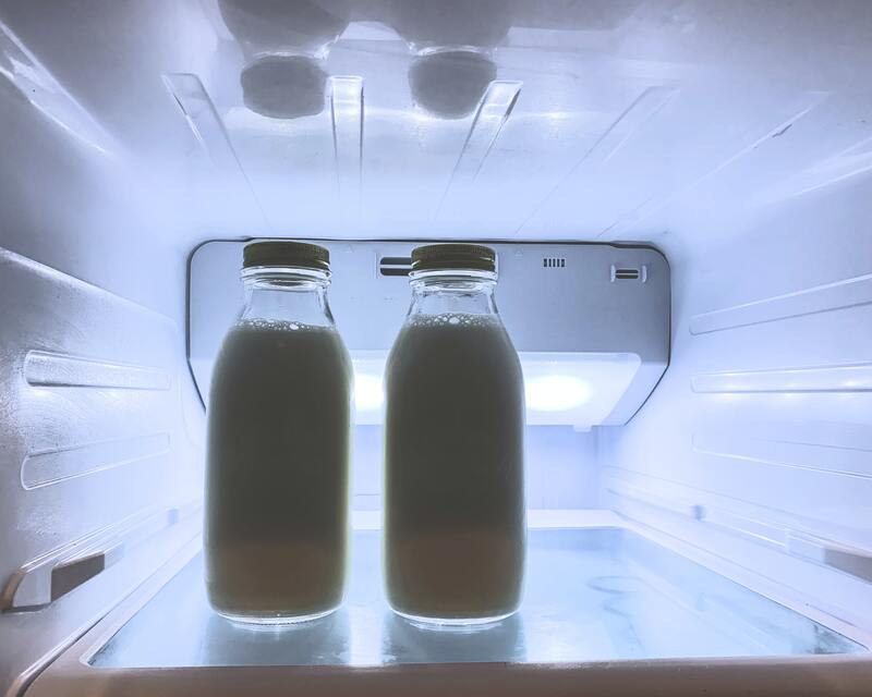 W lodówce stoją dwie szklane butelki z ekologicznym kozim mlekiem dostarczonym prosto od gospodarza.